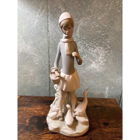 Lladro Figurine Girl with Geese and Basket of Eggs Porcelain Vintage Decor - Picture 1 of 5